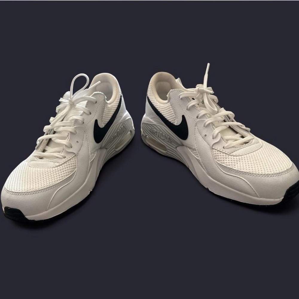 Nike Air Max Sneakers – White/Black – Women’s Size 9.5 – Excellent Condition